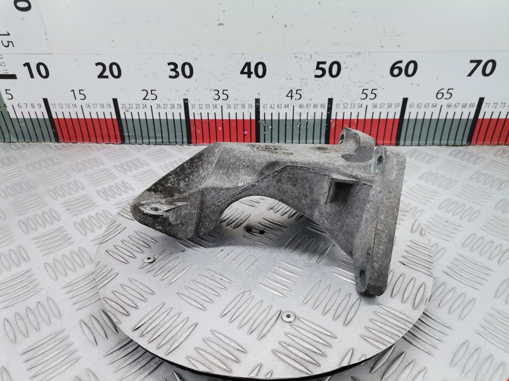 Кронштейн (крепление лапа) двигателя Volkswagen Passat 5 GP (2000-2005)