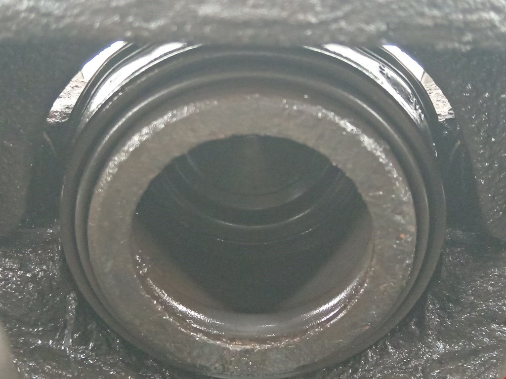 Суппорт передний правый VOLKSWAGEN Passat B6 2005-2011