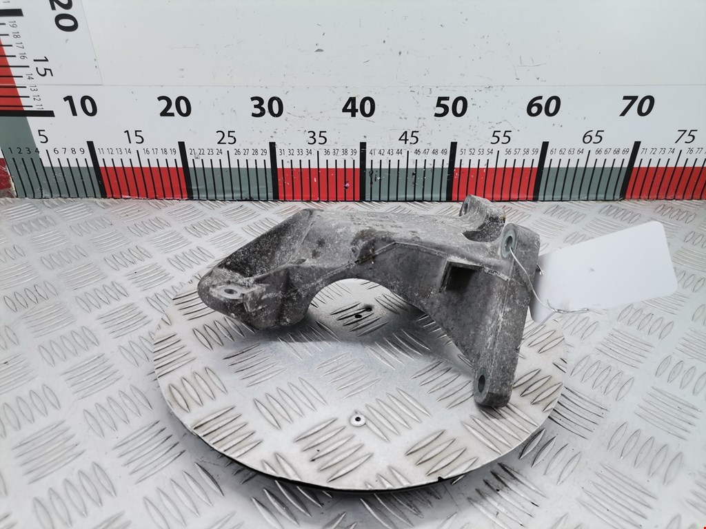 Кронштейн (крепление лапа) двигателя Volkswagen Passat 5 GP (2000-2005)