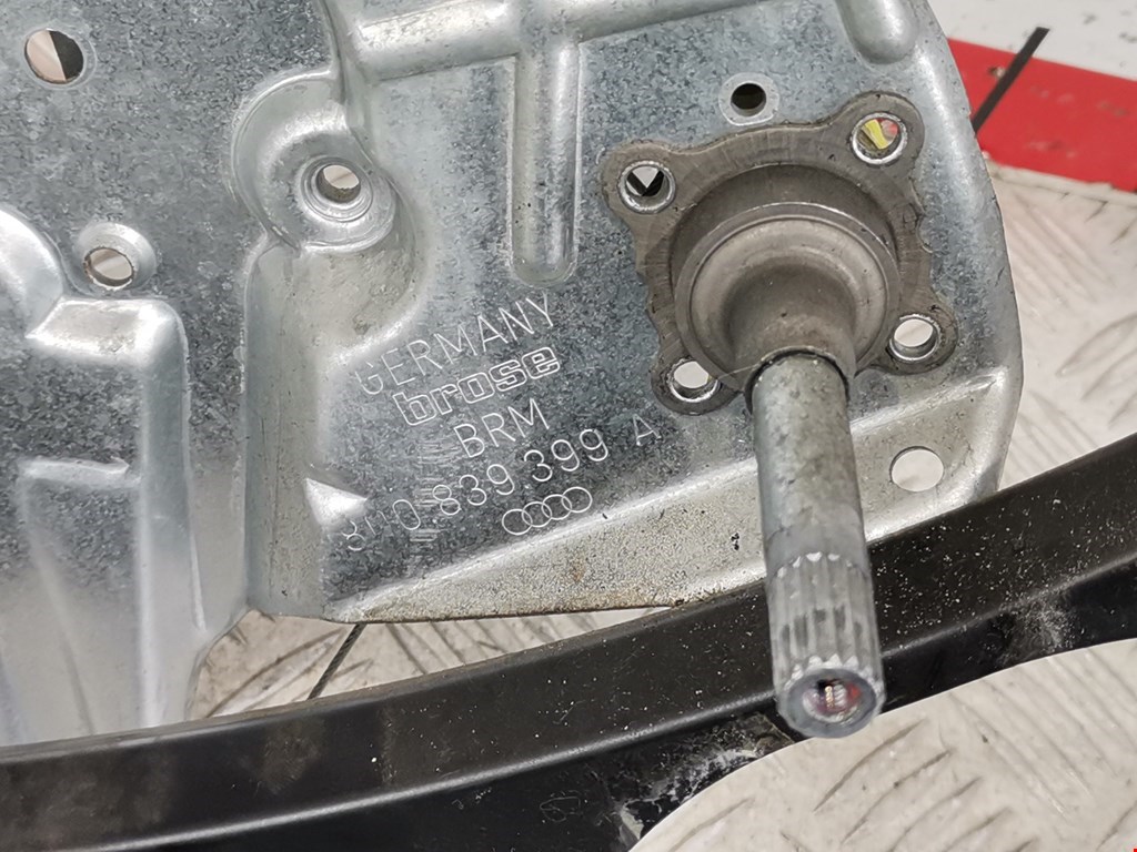 Стеклоподъемник задний левый AUDI A4 B5 1995-2001