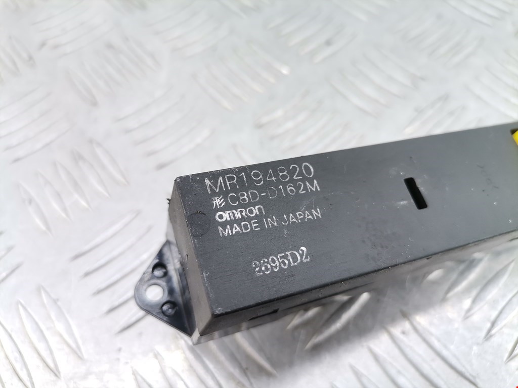 Кнопка стеклоподъемника MITSUBISHI Pajero Sport 1998-2008