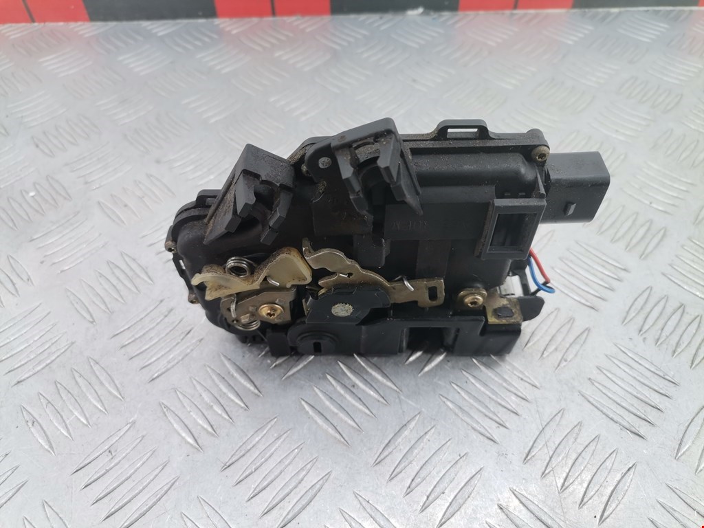 Замок двери задней левой AUDI A6 C5 1997-2004