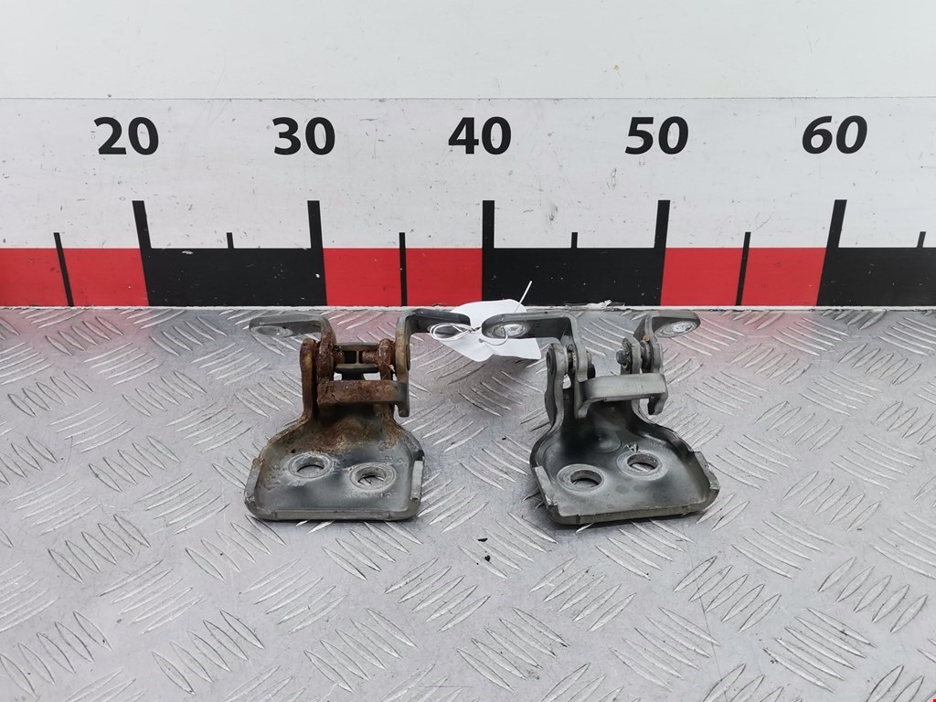 Петля двери передней правой Ford Fiesta 5 (2002-2008)