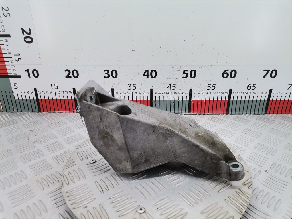 Кронштейн (крепление лапа) двигателя Audi A4 B6 (2000-2006)