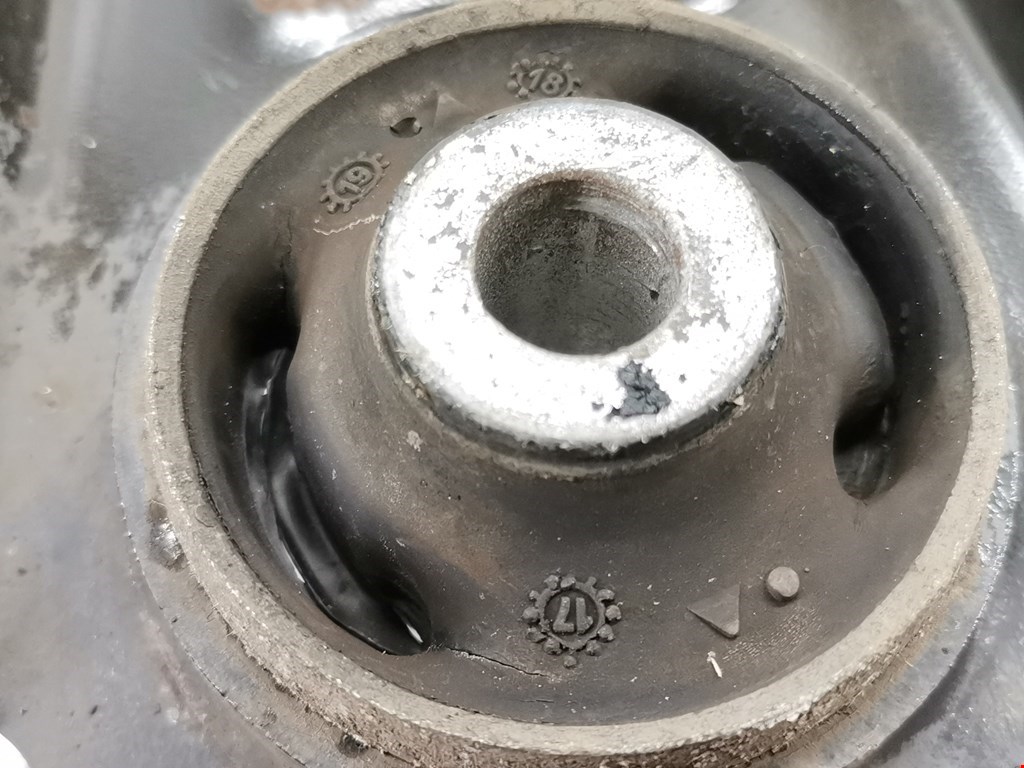 Рычаг передний левый SKODA Rapid 2012-2020