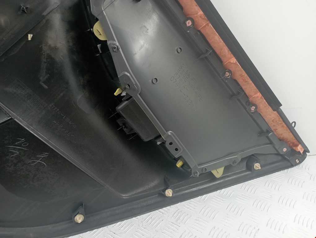 Обшивка двери задняя левая TOYOTA Corolla E120 2001-2006