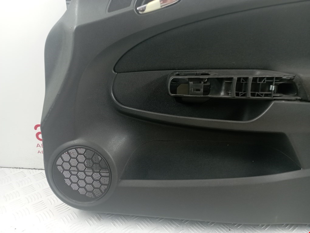 Обшивка двери передняя правая OPEL Corsa D 2006-2014