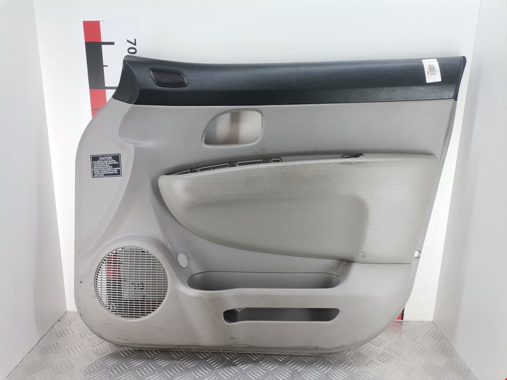 Обшивка двери передняя правая KIA Carens 2006-2012