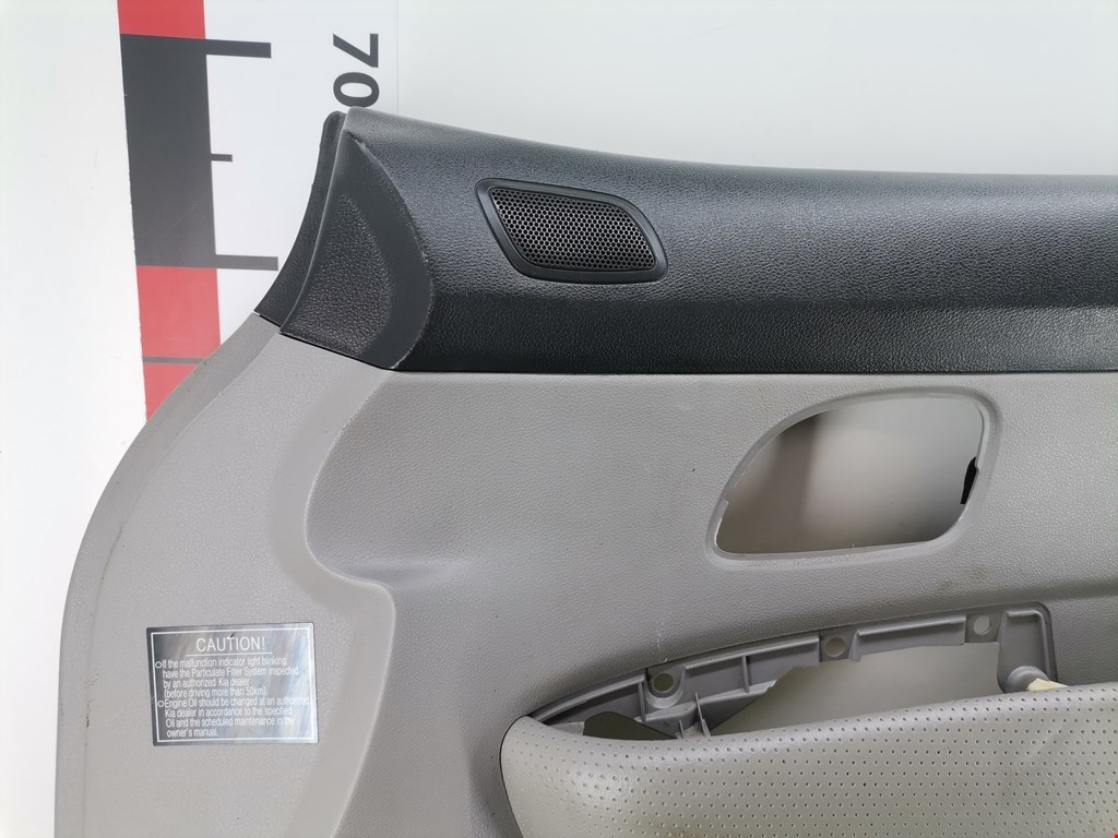 Обшивка двери передняя правая KIA Carens 2006-2012
