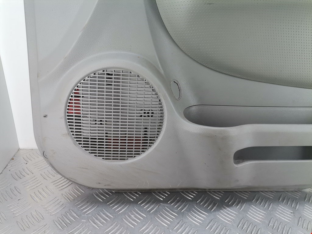 Обшивка двери передняя правая KIA Carens 2006-2012