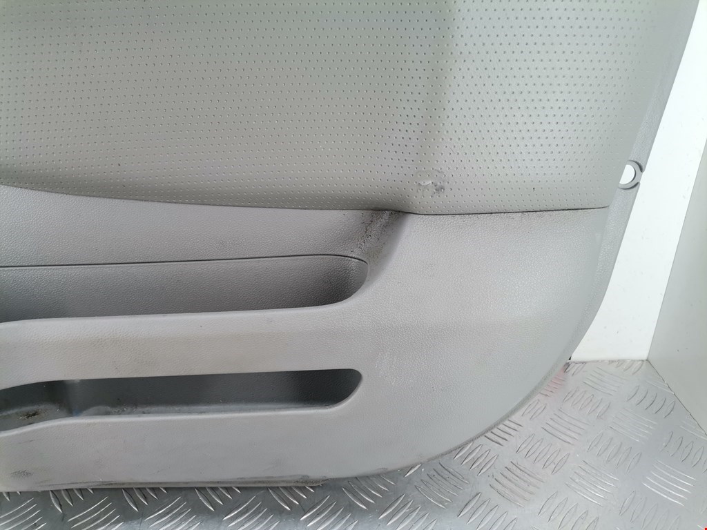 Обшивка двери передняя правая KIA Carens 2006-2012