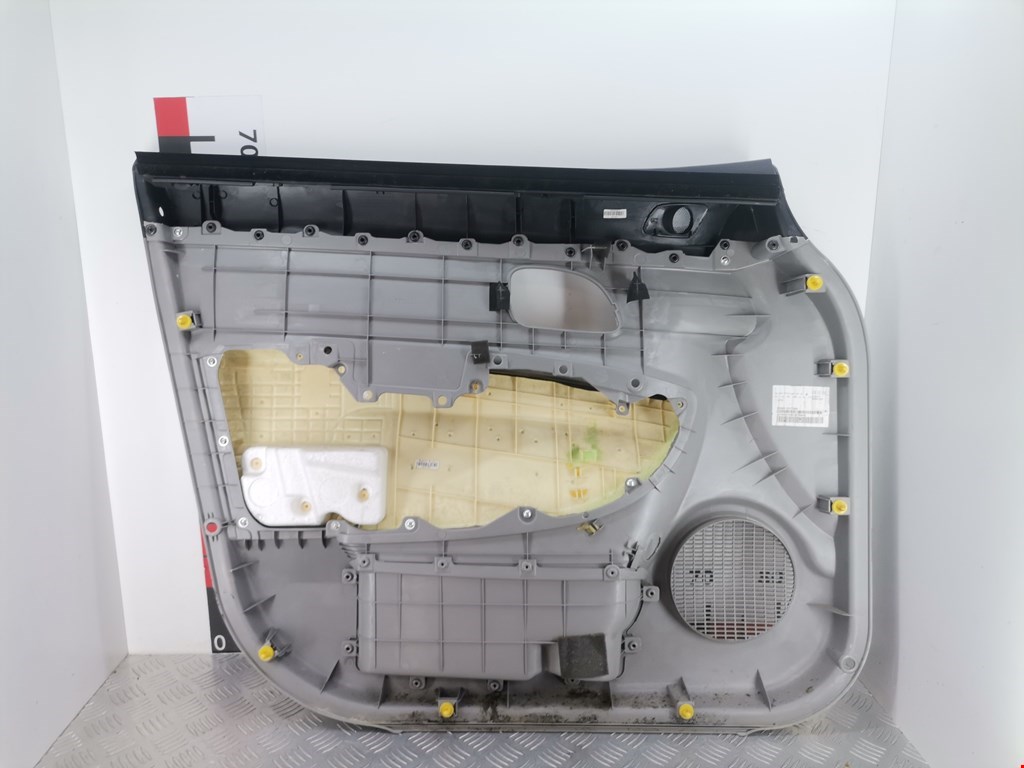 Обшивка двери передняя правая KIA Carens 2006-2012
