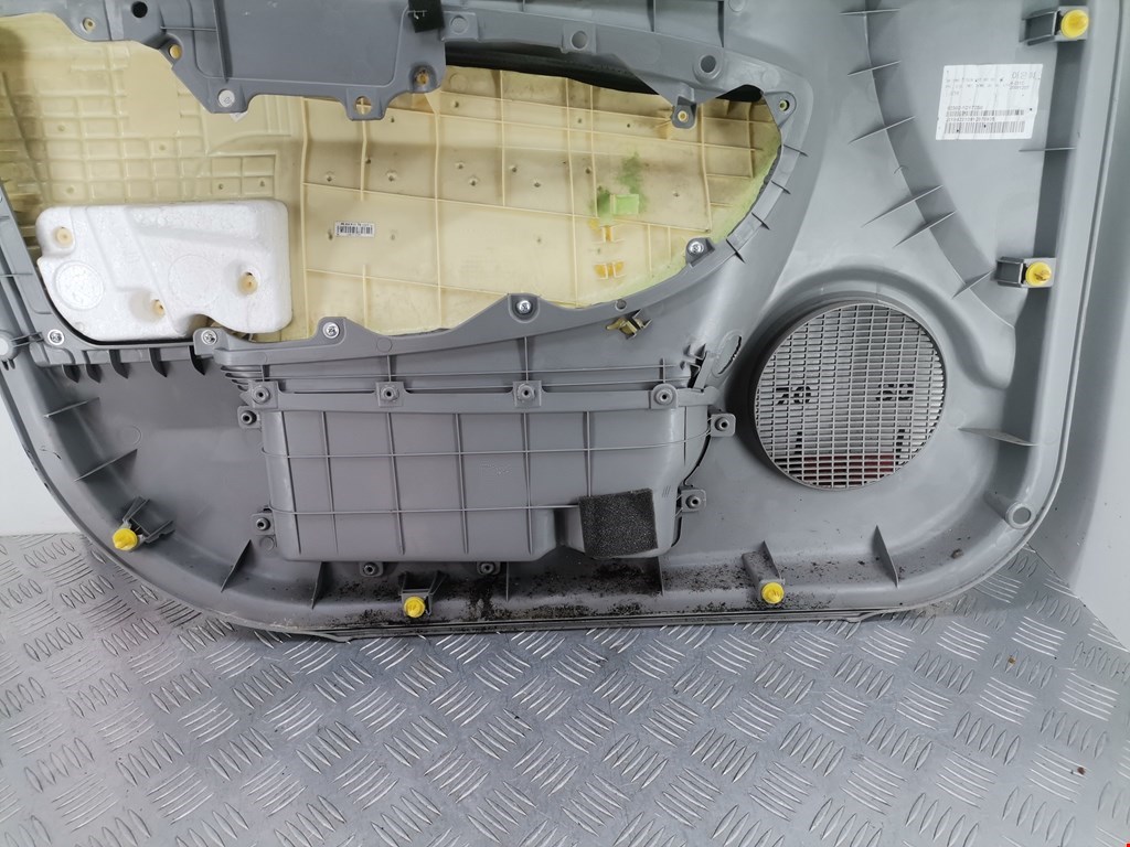 Обшивка двери передняя правая KIA Carens 2006-2012