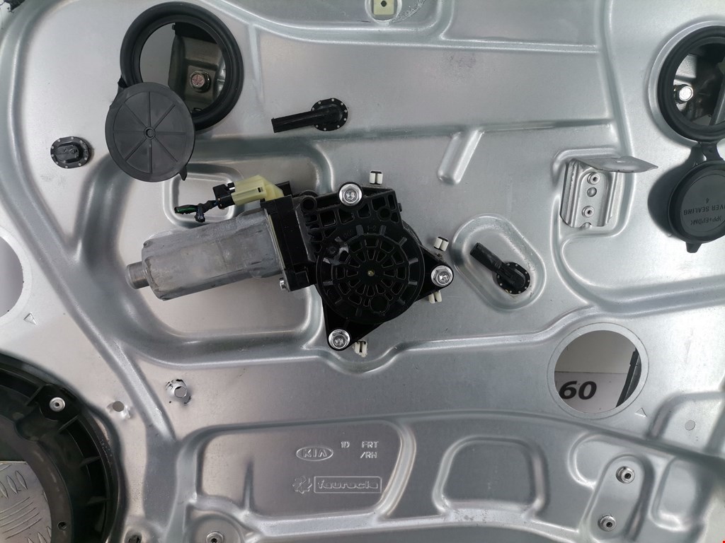 Стеклоподъемник передний правый KIA Carens 2006-2012