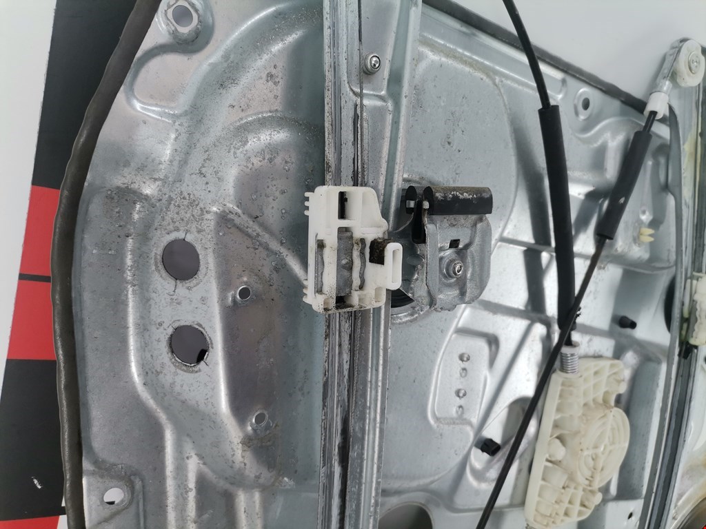 Стеклоподъемник передний правый KIA Carens 2006-2012