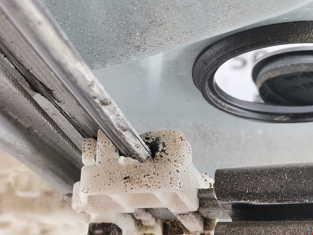 Стеклоподъемник передний правый KIA Carens 2006-2012