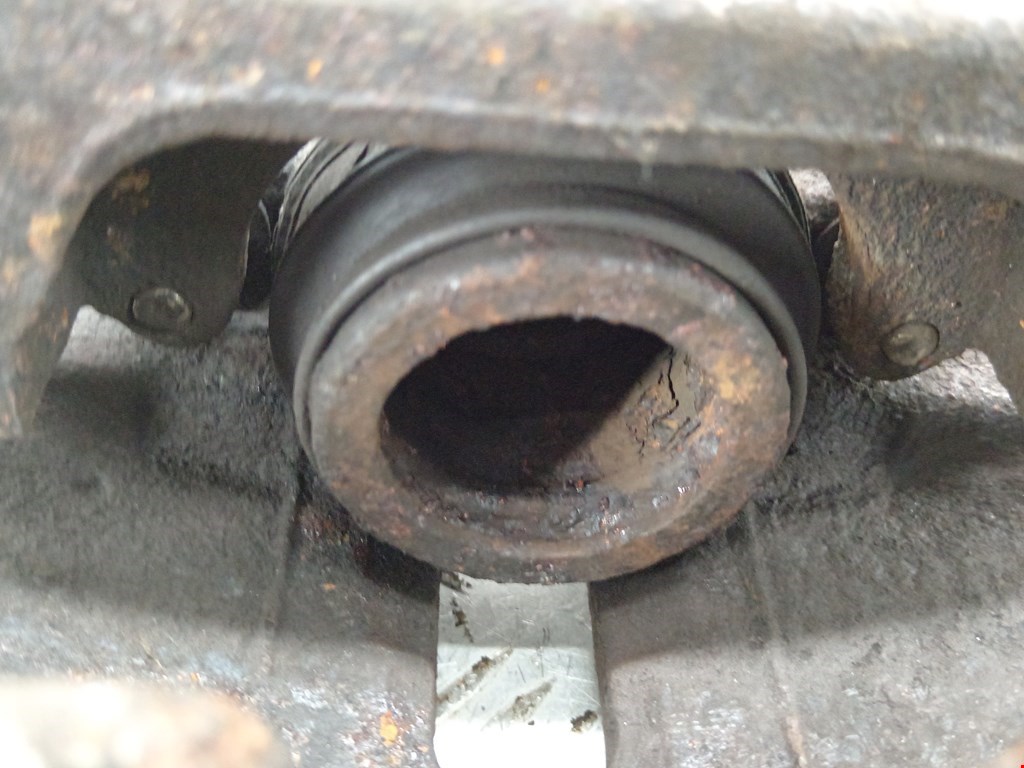 Суппорт передний левый VOLKSWAGEN Passat B6 2005-2011