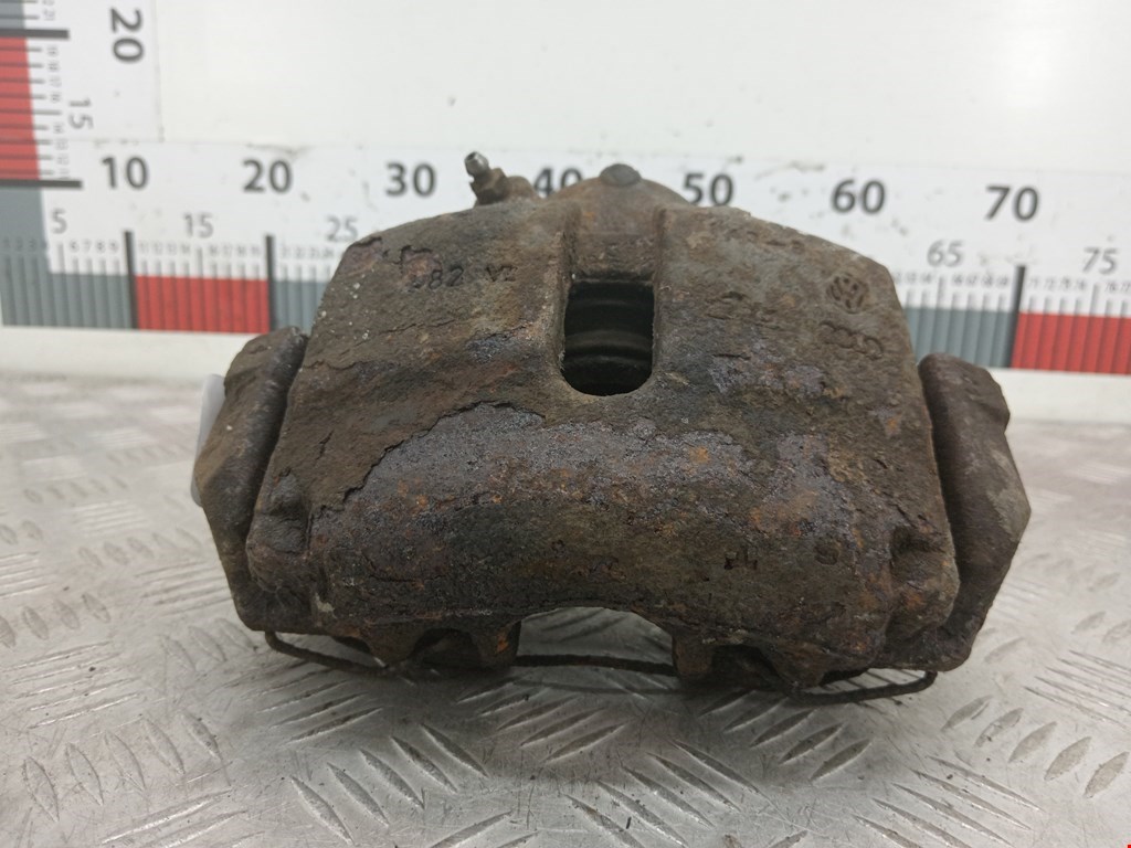 Суппорт передний правый VOLKSWAGEN Passat B6 2005-2011