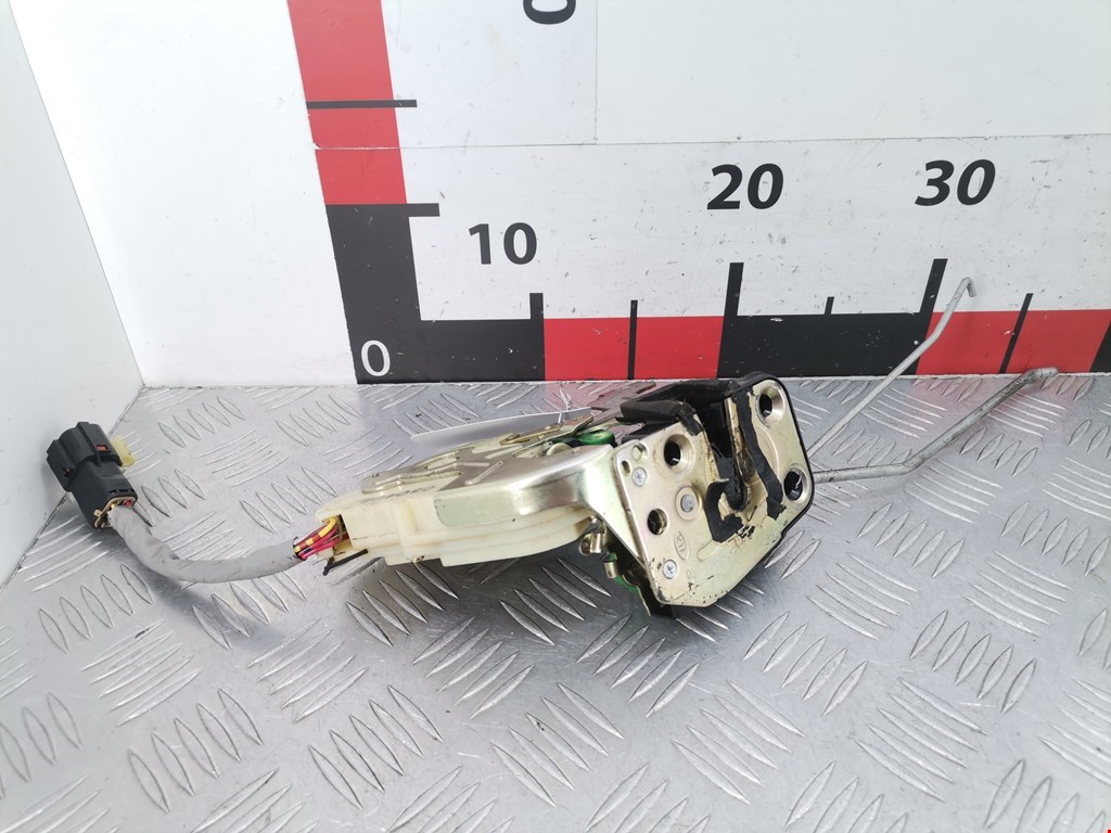 Замок двери передней правой KIA Sorento 2002-2009