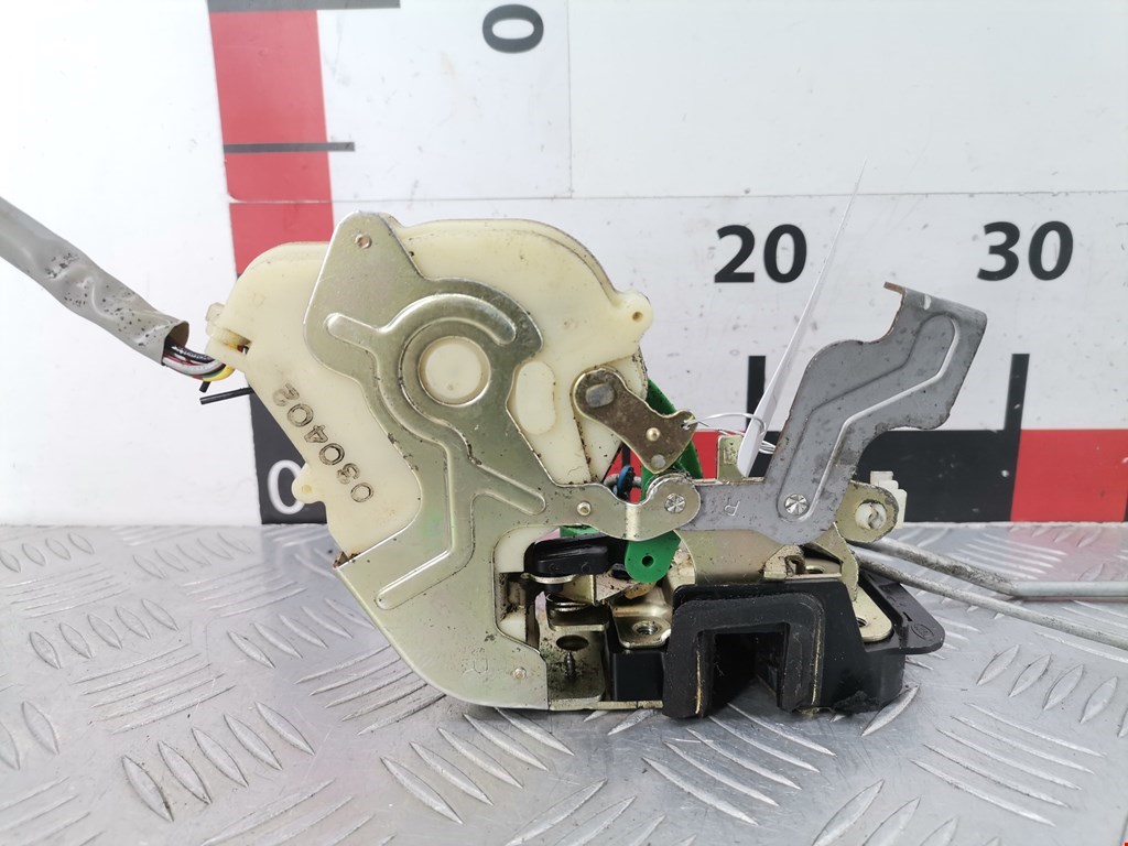 Замок двери передней правой KIA Sorento 2002-2009