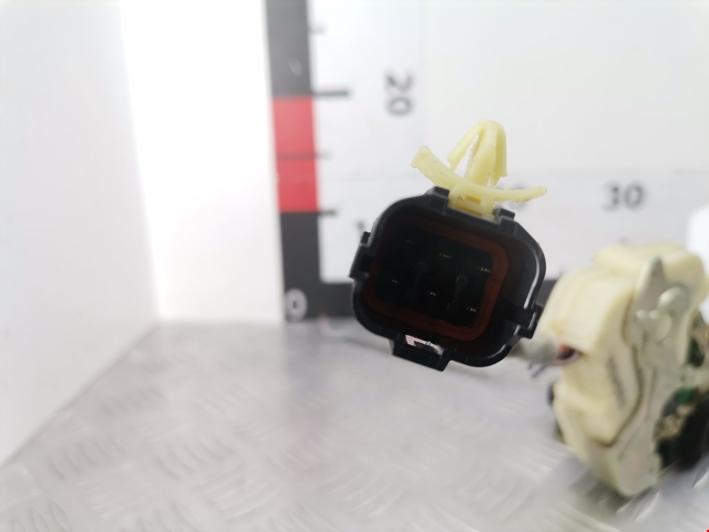 Замок двери передней правой KIA Sorento 2002-2009