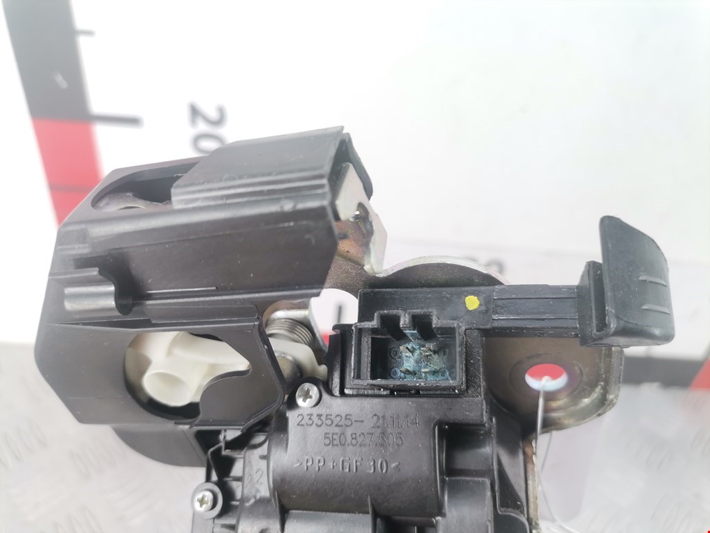 Замок багажника (крышки двери) SKODA Rapid 2012-2020