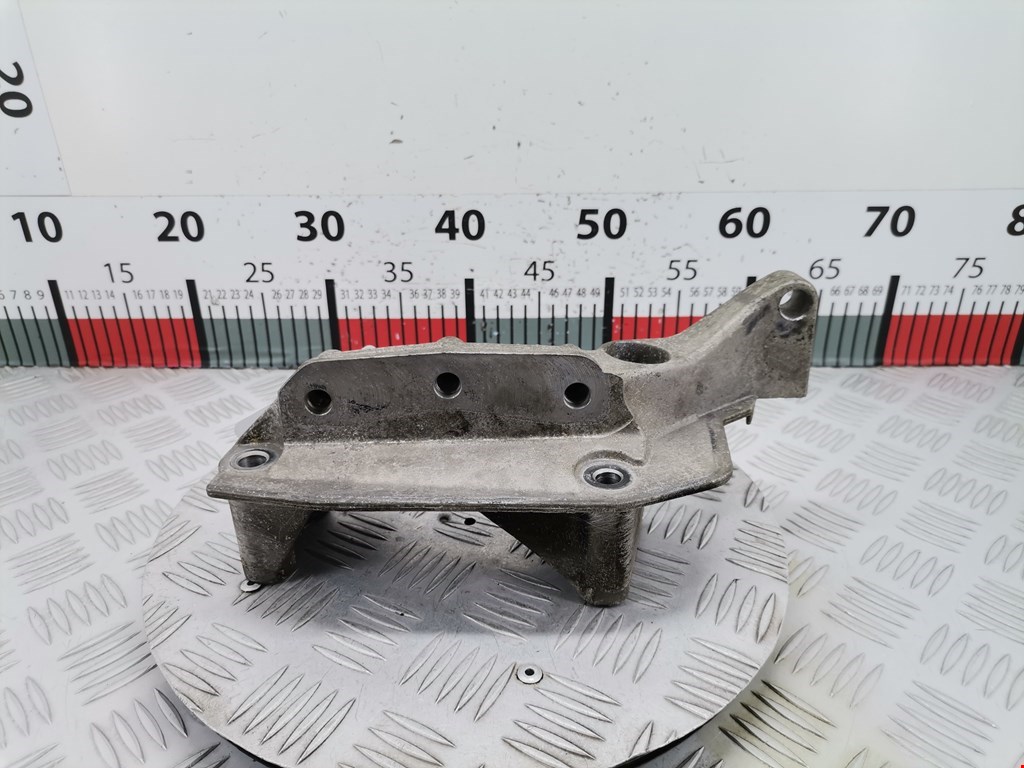 Кронштейн (крепление лапа) двигателя Volkswagen Polo 4 (2001-2009)