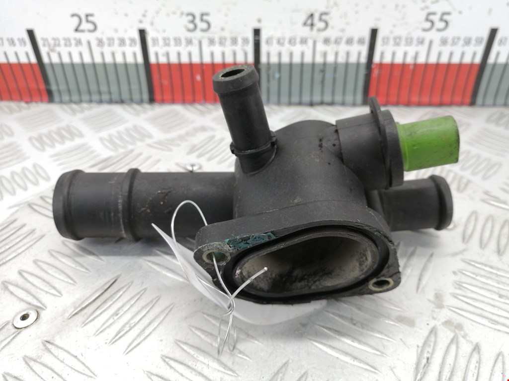 Фланец (штуцер системы охлаждения тройник) Skoda Octavia 1U (1996-2010)