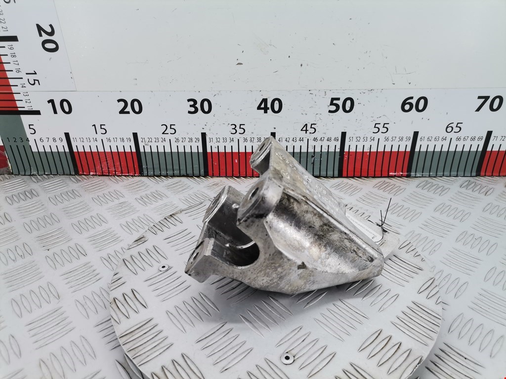 Кронштейн (крепление лапа) двигателя Volkswagen Phaeton (2002-2016)