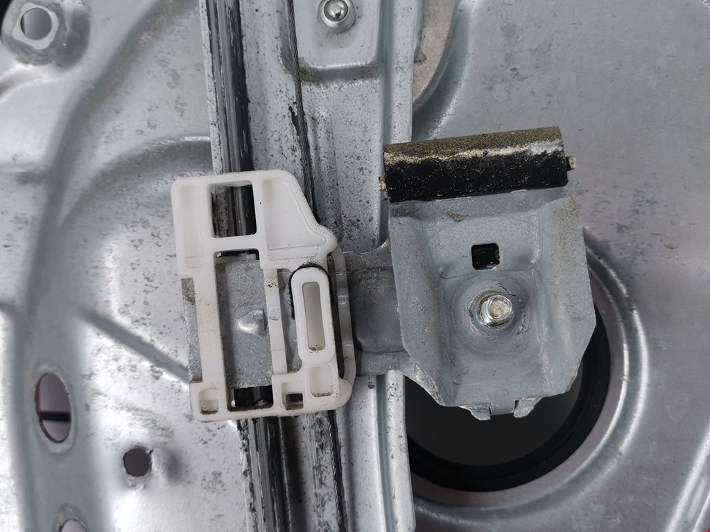 Стеклоподъемник передний правый KIA Carens 2006-2012