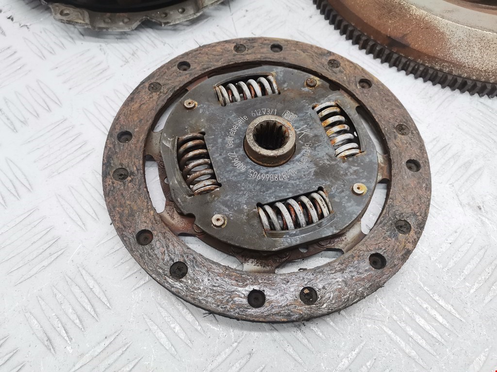 Маховик (демпфер сцепления) OPEL Corsa C 2000-2006