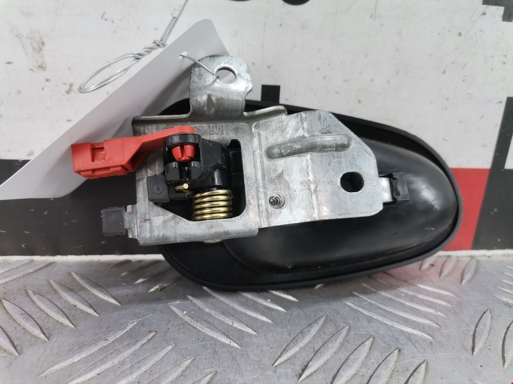 Ручка дверная задняя внутренняя левая MITSUBISHI Carisma 1995-1999
