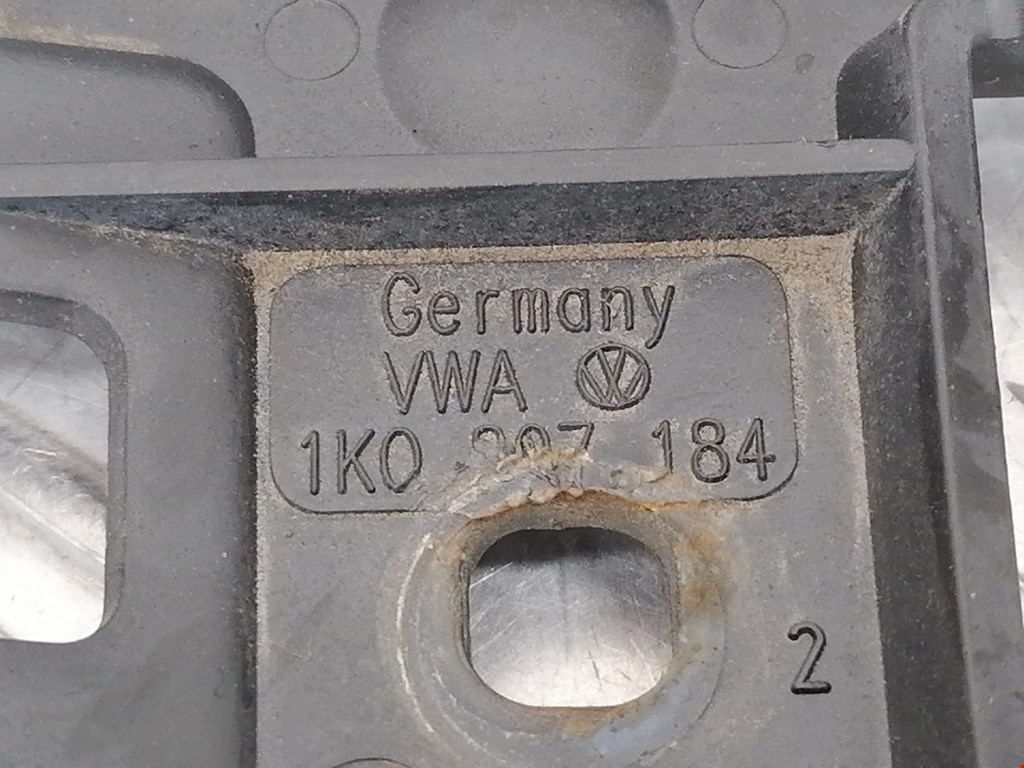 Кронштейн переднего бампера правый VOLKSWAGEN Golf V 2003-2009