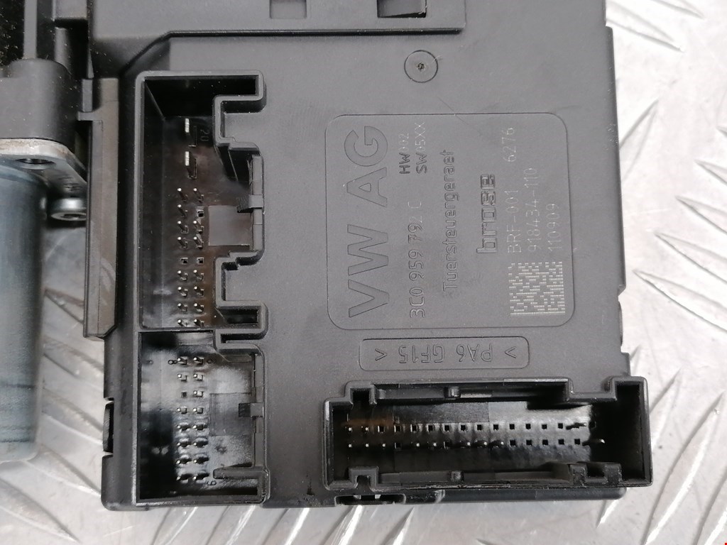 Моторчик (двигатель) стеклоподъемника VOLKSWAGEN Passat B7 2011-2015