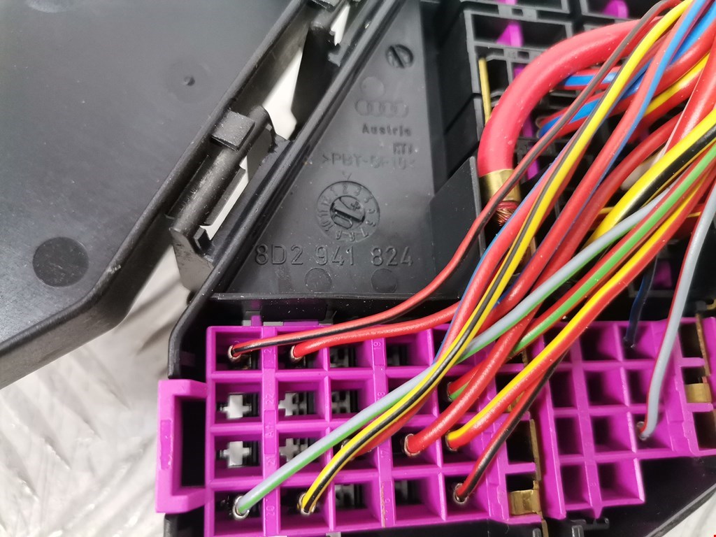 Датчик уровня в бачок омывателя AUDI A6 C6 2004-2010