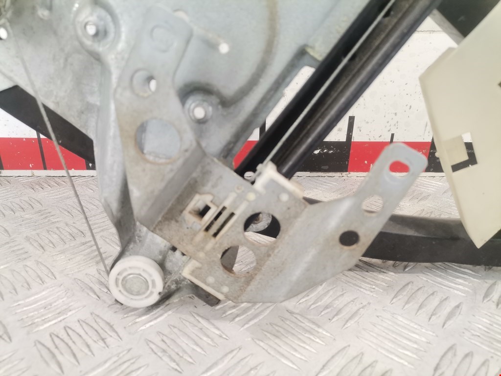 Стеклоподъемник задний левый AUDI A4 B5 1995-2001