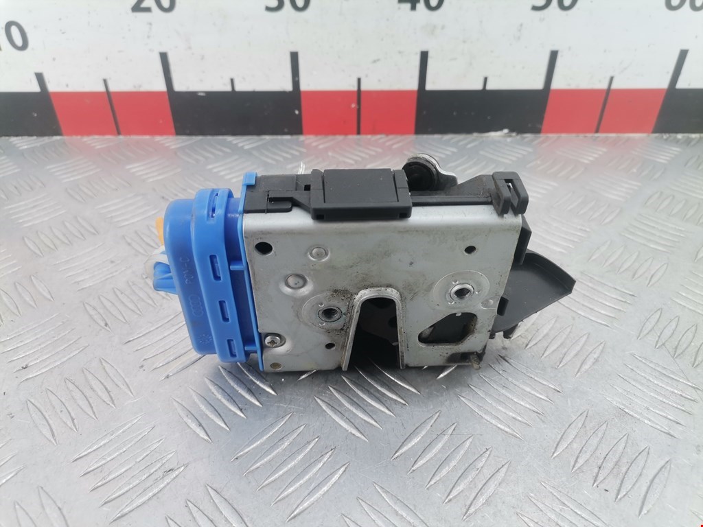 Замок двери задней правой AUDI A4 B5 1995-2001