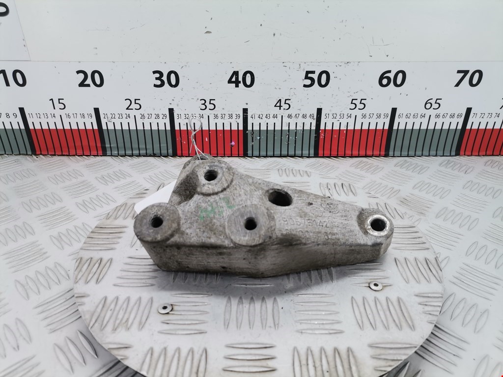 Кронштейн (крепление лапа траверса) кпп Opel Astra H (2004-2014)