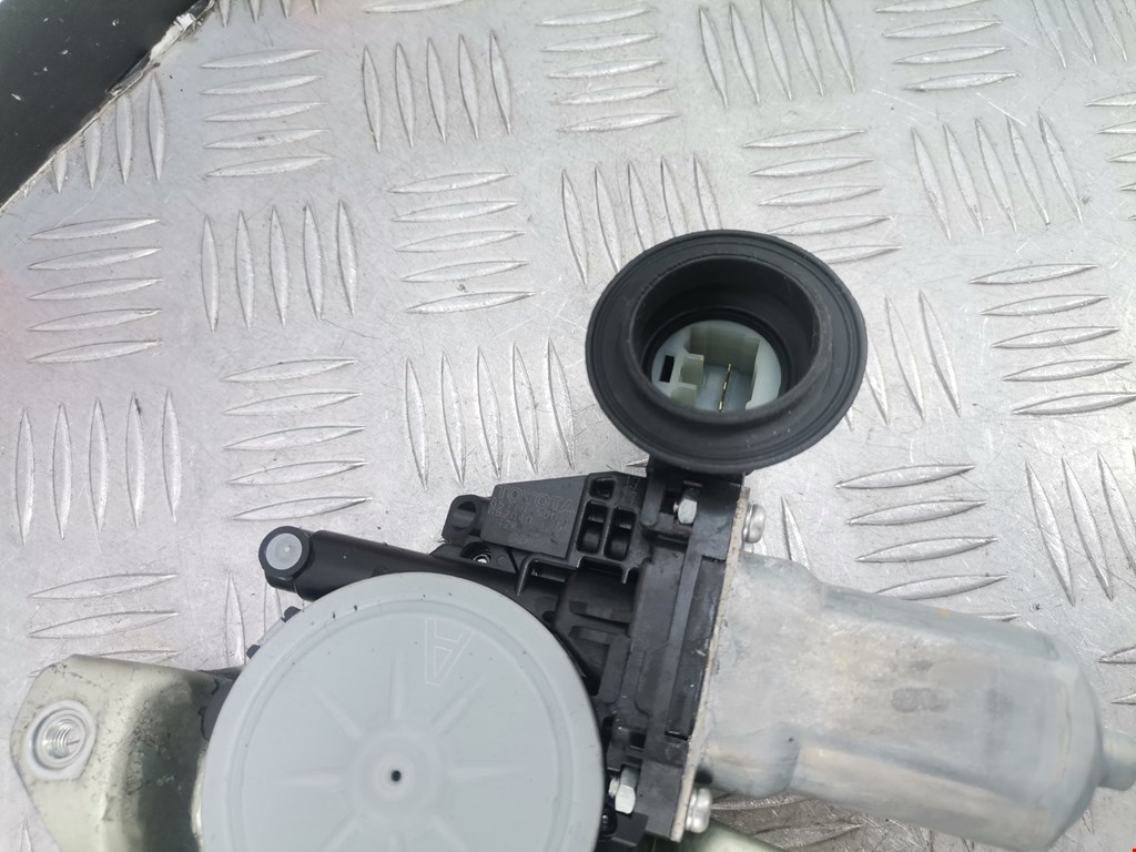 Стеклоподъемник передний правый TOYOTA Prius II XW20 2003-2012