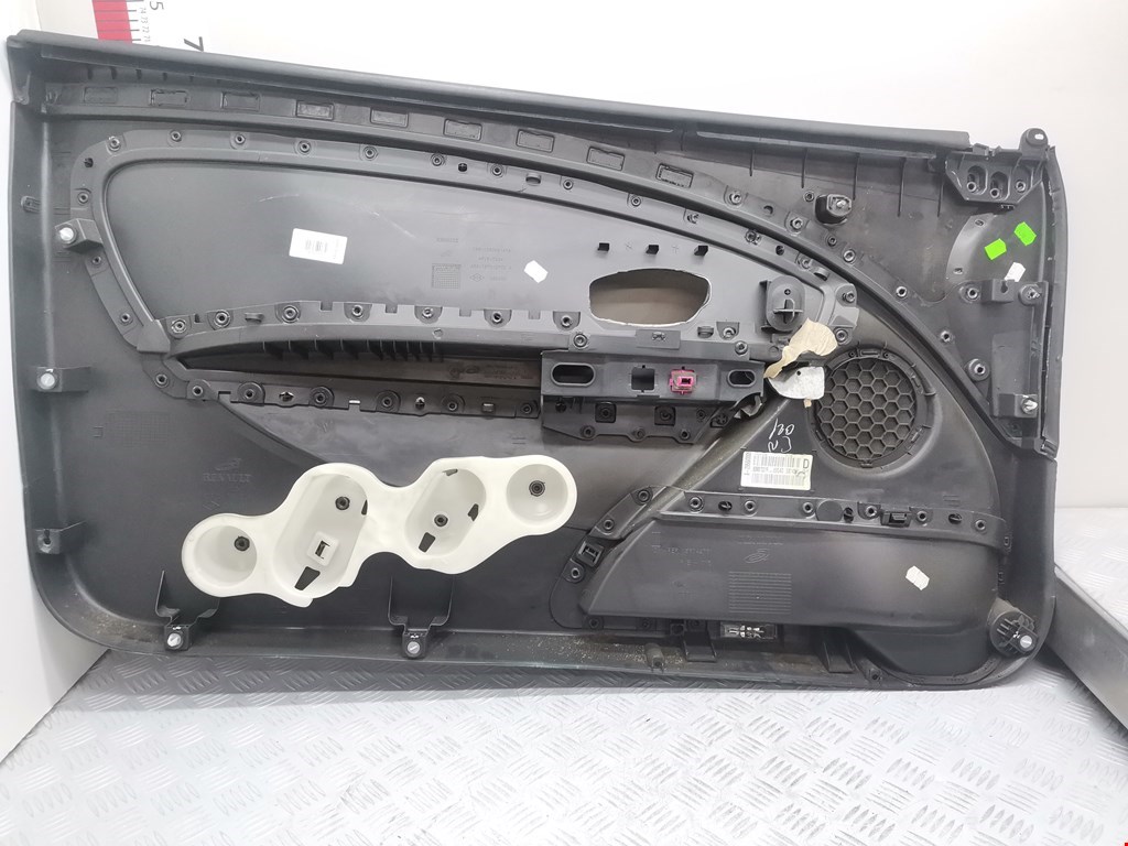 Обшивка двери передняя правая RENAULT Megane III 2009-2016