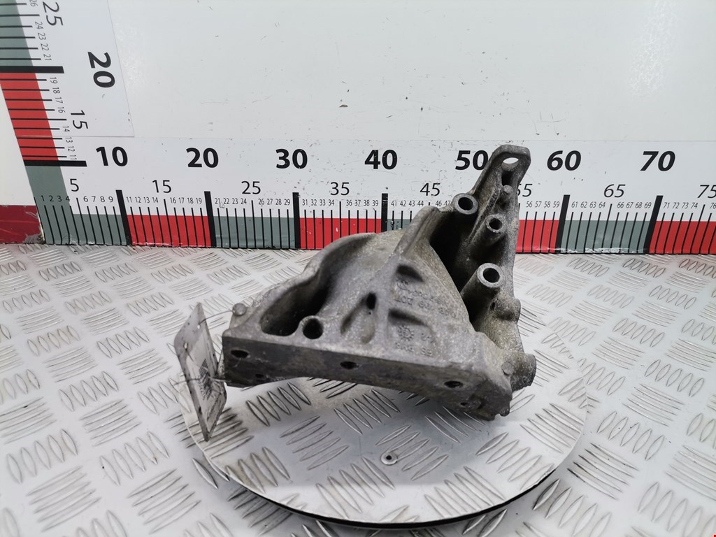 Кронштейн (крепление лапа) двигателя Skoda Rapid (2012-2020)