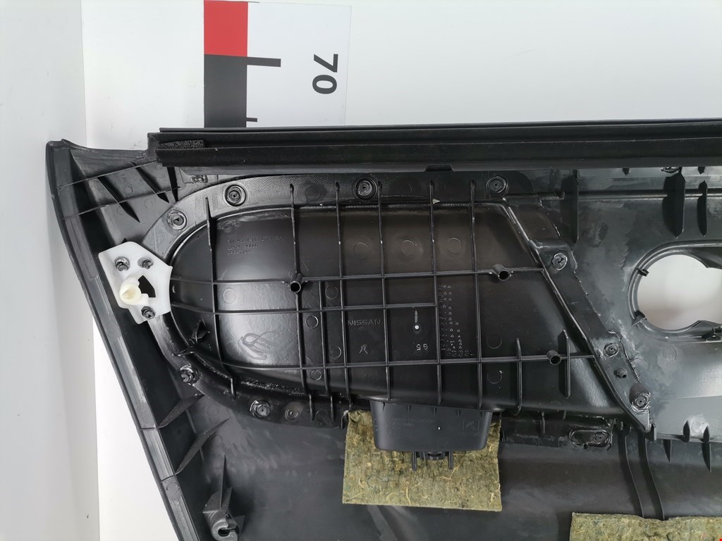 Обшивка двери задняя правая NISSAN Note E11 2005-2014