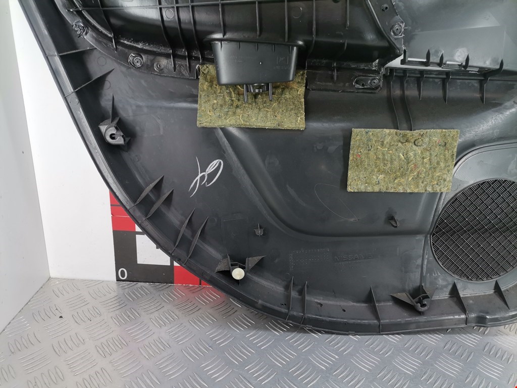 Обшивка двери задняя правая NISSAN Note E11 2005-2014