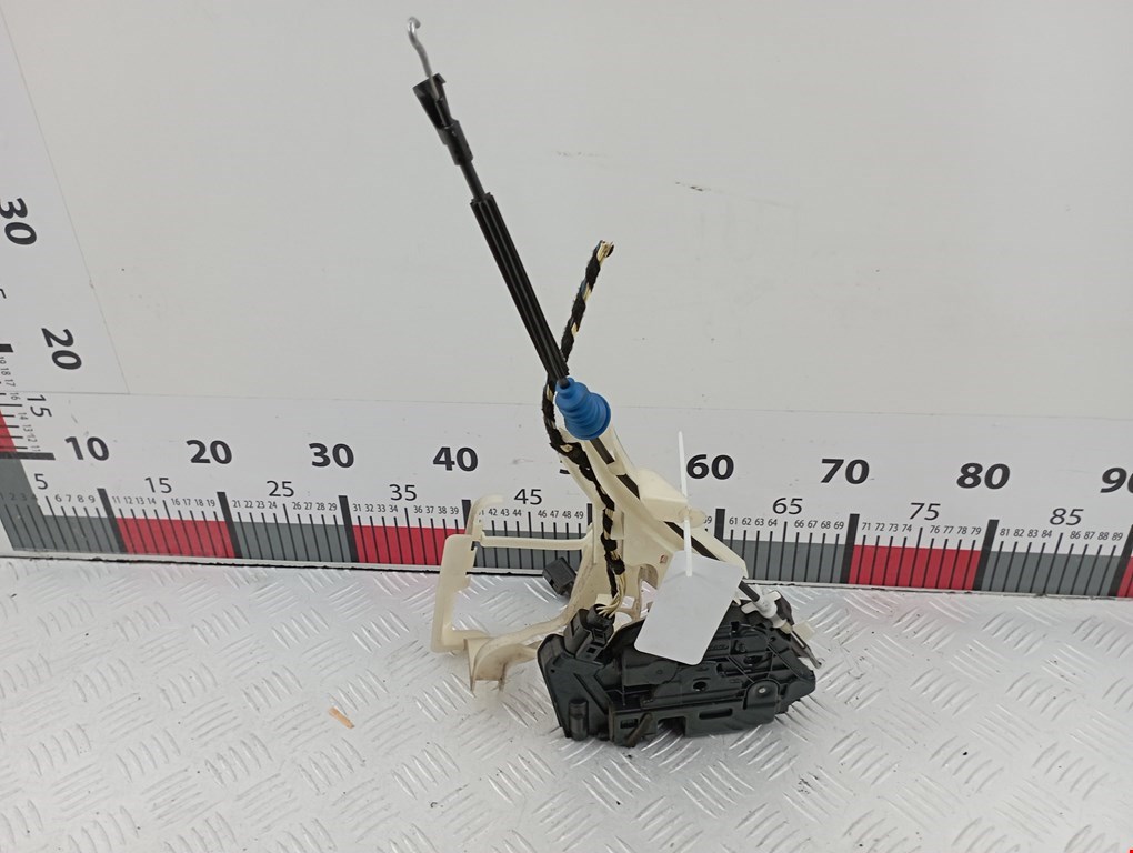 Замок двери передней левой Volkswagen Passat CC (2008-2018)