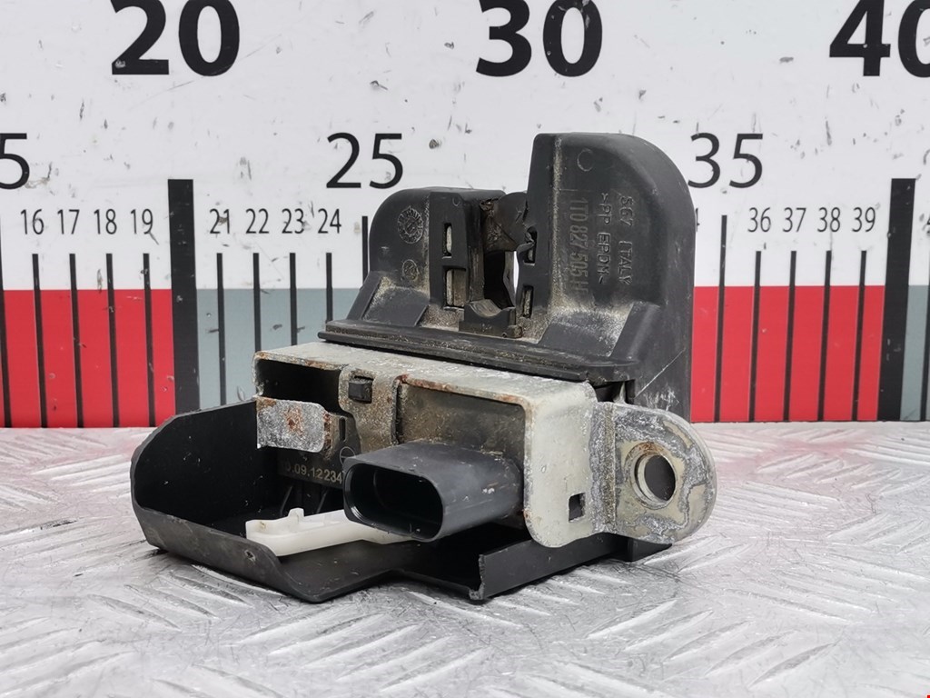 Замок багажника (крышки двери) VOLKSWAGEN Touran 2003-2010