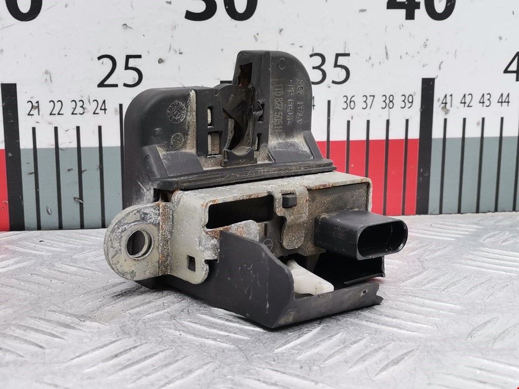Замок багажника (крышки двери) VOLKSWAGEN Touran 2003-2010