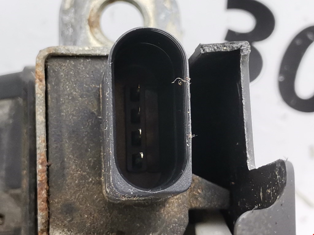 Замок багажника (крышки двери) VOLKSWAGEN Touran 2003-2010