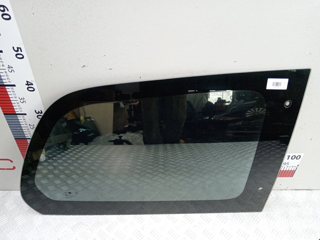 Стекло кузовное заднее правое Kia Carnival (Sedona) 1 (UP/GQ) (1998-2006)