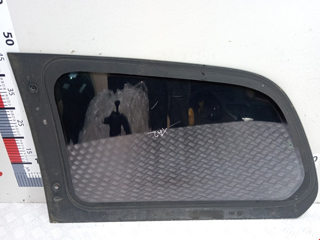 Стекло кузовное глухое правое KIA Carnival I 1999-2005