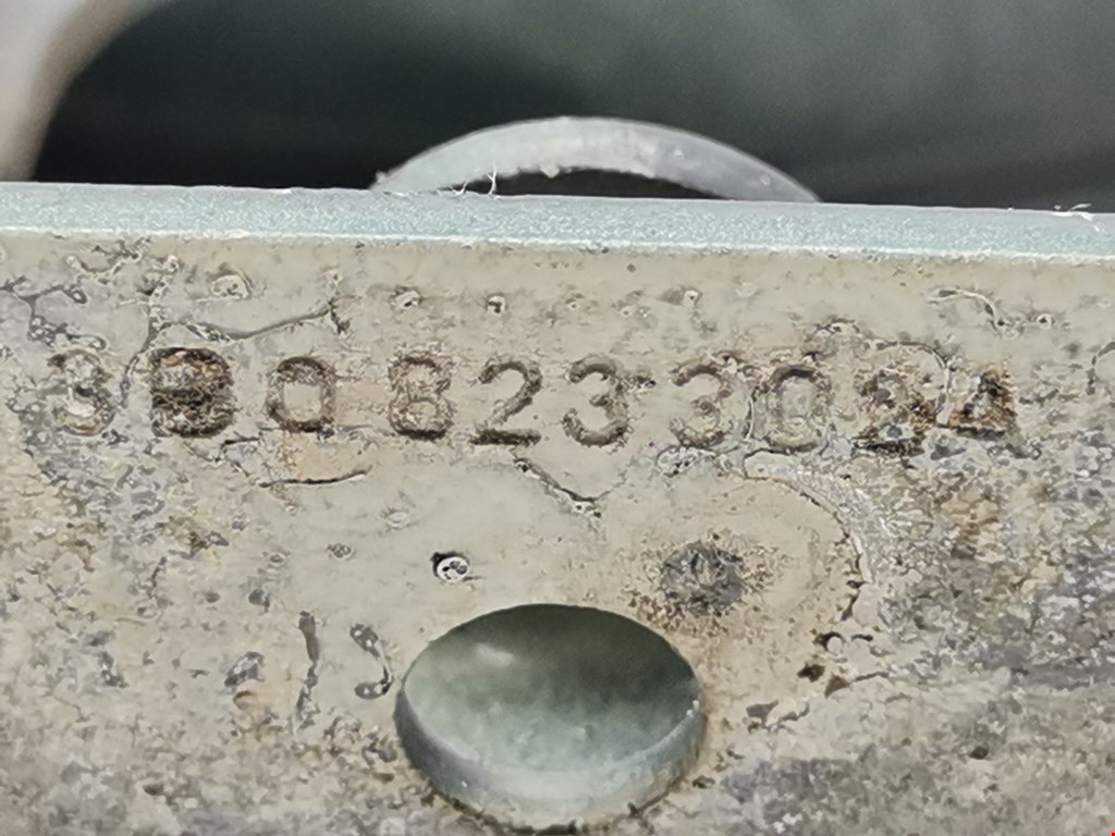 Петля капота левая/правая VOLKSWAGEN Passat B5 1997-2005